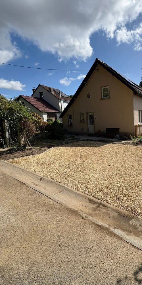 Après : entrée en gravier stabilisé devant une maison