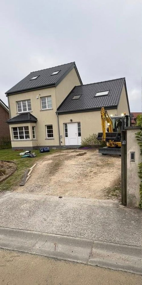 Avant : terrain en chantier, pelleteuse devant la maison