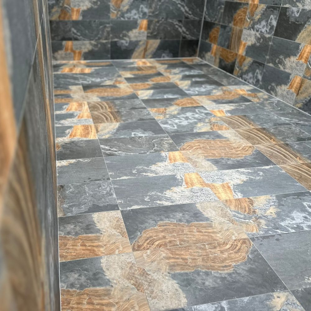 Détail du sol en pierre naturelle veinée